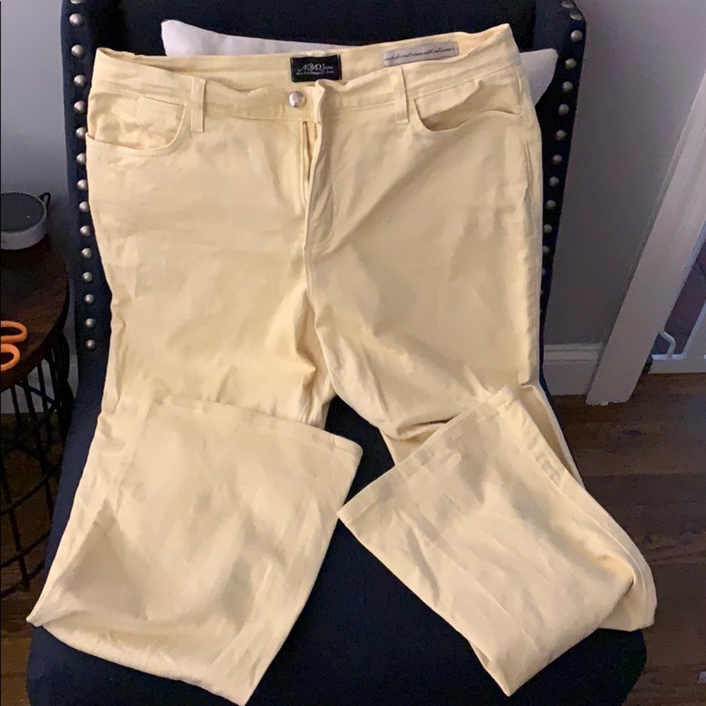 Buttercream or yellow NYDJ